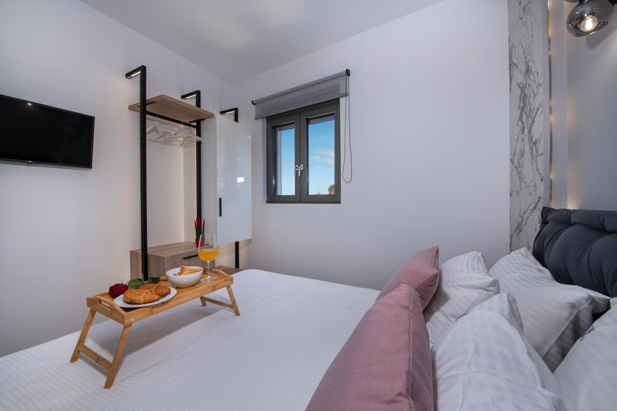 Alpha Suites Chrissi Akti Chania Exterior foto
